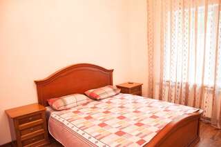 Хостелы Almaty Backpackers Алматы Двухместный номер с двуспальной кроватью и дополнительной кроватью-1