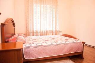 Хостелы Almaty Backpackers Алматы Двухместный номер с двуспальной кроватью и дополнительной кроватью-2