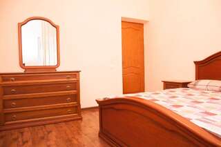 Хостелы Almaty Backpackers Алматы Двухместный номер с двуспальной кроватью и дополнительной кроватью-4