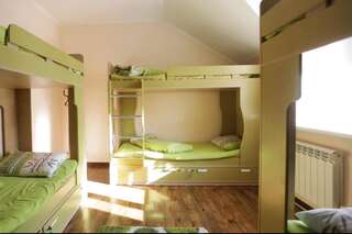 Хостелы Almaty Backpackers Алматы Кровать в общем 6-местном номере для мужчин и женщин-1